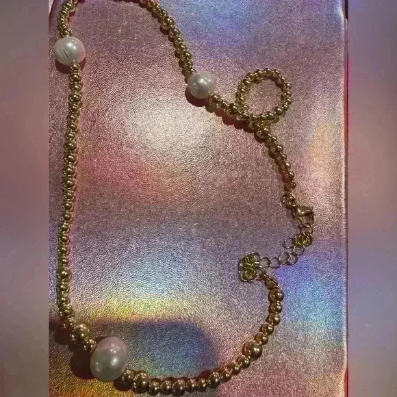 Elegant Gold and Pearl Necklace - Picture 6 of 7